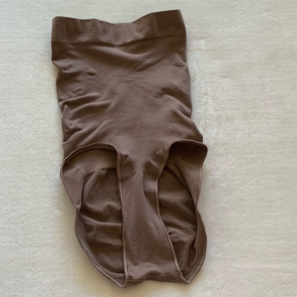 Skims Sculpting High Waist Brief - Picture 2 of 8